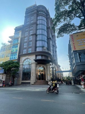 bán gấp tòa chdv góc 2 mt ngay phan đăng lưu - dt : 15 x 20m -hầm 9 tầng - hđt : 400tr . giá 118 tỷ