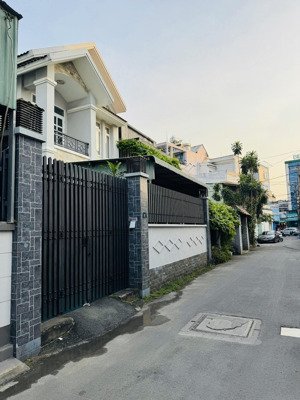 bán nhà 3 tầng mặt tiền lớn - ngay ngã tư thủ đức - giá 12,2 tỷ