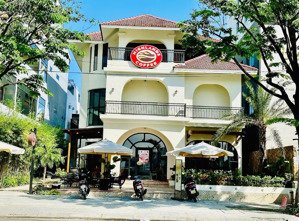 đẳng cấp thật sự: 690m mặt tiền trần hưng đạo đối diện cầu tình yêu. đang cho highland thuê 150tr.