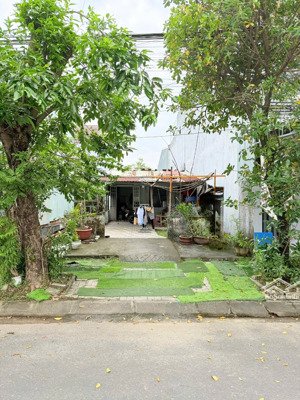 bán lô (kẹp cống) đường võ quảng, tặng nhà cấp 4 - gần chợ hoà xuân - 100m2 giá rẻ 5.45 tỉ tl