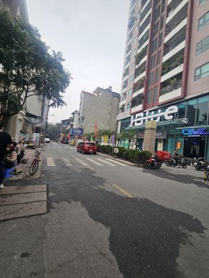 ngọc lâm nhà 6 tầng thang máy.