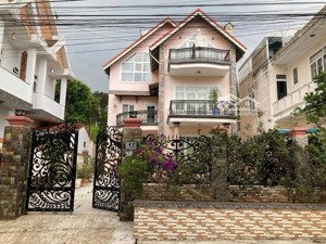 bán villa 2 mặt tiền đường lý nam đế đà lạt, không gian rộng, kèm căn hộ riêng dt:346m-giá:34 tỷ