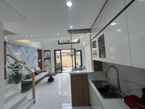 7,7 tỷ - nhà mới keng đầy đủ nội thất, 3 pn - xe hơi đỗ cửa, cách mặt tiền 5 căn - gần chợ bà chiểu