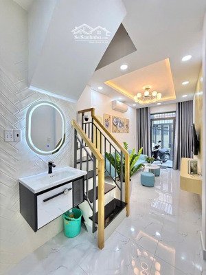 nhỉnh 4 tỷ - 3 tầng, ~30m2 - sát mặt tiền (p9 q3)