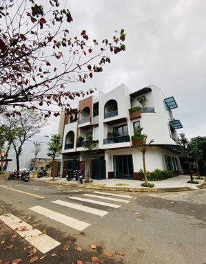 bán nhà lô góc 2 mặt tiền 7,5mx11m gần chợ bờ ngựa, giá 800 triệu. nhà đang cho thuê 12 triệu/tháng