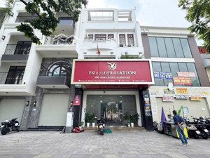 hàng hiếm khó tìm,chủ cần bán nhà mặt tiền đường nguyễn thái học p.bến thành quận 1.dt:7x20m2 79 ty