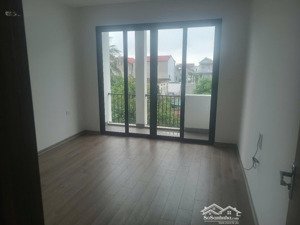 hàng hót duy nhất 1 căn nhà 3 tầng mới ô tô đỗ cửa lại gần trường học và bìa làng