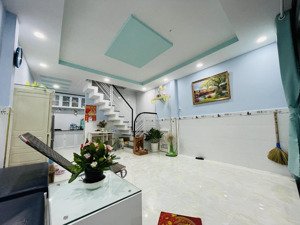 giảm 300tr - ngay tân sơn nhì - nhà rộng gần mặt tiền - có sân để xe