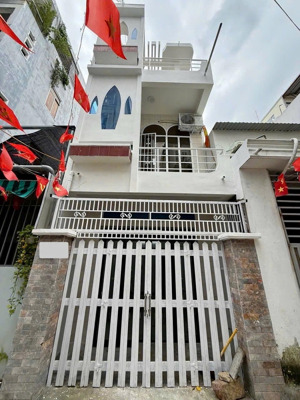 nhà 1 trệt 2 lầu hẻm dã tượng nha trang gần học viện hải quân giá 6,95 tỷ cách biển 200m