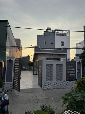 tt nhà bè - bán nhà sân vườn 114m2, ô tô đậu trong sân. giá 6,9 tỷ