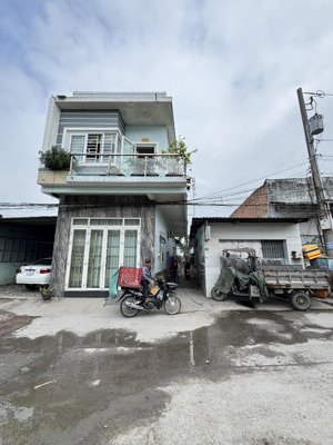 nhà và 26 phòng trọ thu nhập ỗn định đối diện cổng kcn tân đức 10x48m