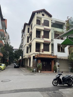 cho thuê nhà liền kề kđt văn quán, hà đông. dt 90m2, 4,5 tầng, lô góc, đh, nl đầy đủ, giá 24tr/th