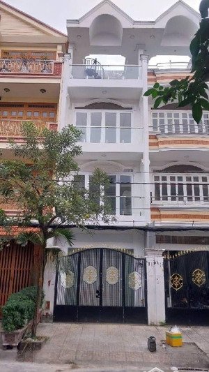 nhà mặt tiền tiện lợi cho việc mở phòng mạch. công ty...