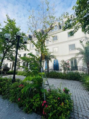 cần bán gấp liền kề vườn hoa. giá bán nhanh 35,5 tỷ