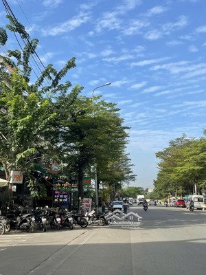 cho thuê nhà căn góc 2 mặt tiền vị trí kinh doanh chiến lược