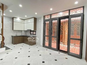 cho thuê gấp nhà phân lô 2 mặt thoáng hoàng cầu, dt 60m2 x 5 tầng, mt 5m, ô tô tránh. giá 20tr/th