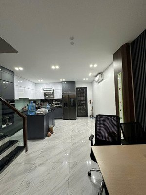 hạ giá bán gấp liền kề kđt văn khê, 83m2 , kinh doanh, nhà đẹp , đường rộng, 5 tầng,mt5m, ô chờ tm