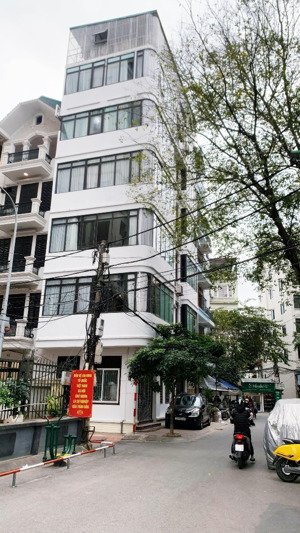 về quê, bán gấp căn nhà lô góc tại đường hoàng quốc việt, 64m2 x 6 tầng. giá 21,5 tỷ