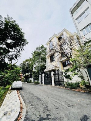 nhà biệt thự an ninh tốt hưởng thụ tuổi già gần hồ tây, 138m2 5 tầng mt: 9m bảo vệ 24/7, giá tốt