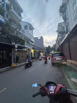 1/ đường khuông việt , hẻm thông 6m , dt : 4,8m * 24m ( nở hậu đều 5,4m ) , gác lửng chỉ 10,2 tỷ