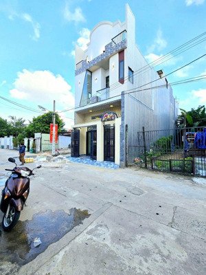 nhà ở hoàn thiện- 2 mặt kiệt ô tô có sân để xe trong nhà