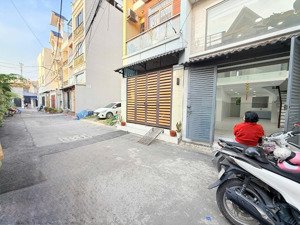 nhà 3 tầng -56m2-sát chợ thủ đức-giá chỉ 6.5 tỷ.còn tl + nhà thật -ảnh chụp thực tế
+ diện tích