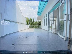 định cư canada cần bá.n gấp biệt thự 3 tầng 9x20 ngay cạnh tạ quang bửu chỉ hơn 15t