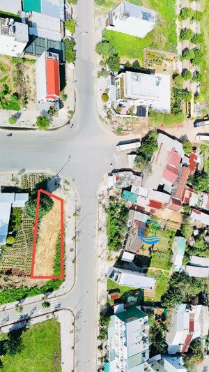 mat tiền lê thánh tôn ngay ngã tư vị trí siêu đẹp 8.3m mat tiền 2 lô liền kề khá đẹp giá tốt