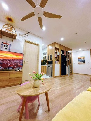 chính chủ bán căn góc tầng, view hồ bơi, có nội thất tại fpt plaza 1, giá tốt - lh 