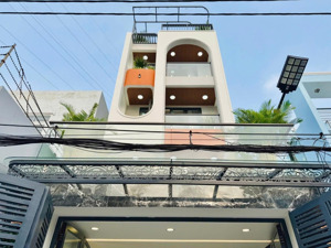 chỉ 1 căn duy nhất 3 tỷ 950 (tl) nằm sát ngay kế vincom thủ đức. đường rộng 8m shr