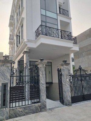 cho thuê nhà phố đẹp chỉ 55tr/th khu compound an ninh, nhà 1 hầm 4 tầng nổi - thang máy máy lạnh