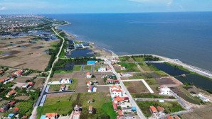 cần tiền bán lô mặt biển ngay trung tâm quảng trường, bãi tắm, full thổ, bao phí