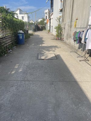 . lô đất ấp 3 xã xtt cũ giá : 3 tỷ 7 tl . dt : 4 x27m (đất lọt khe , 2 mặt tiền trước - sau )