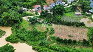 đất bám suối dt 1369m2 có 400m thổ cư 561m đất vườn cln, 408m đất lúa đất khá vuông vắn, bằng phẳng