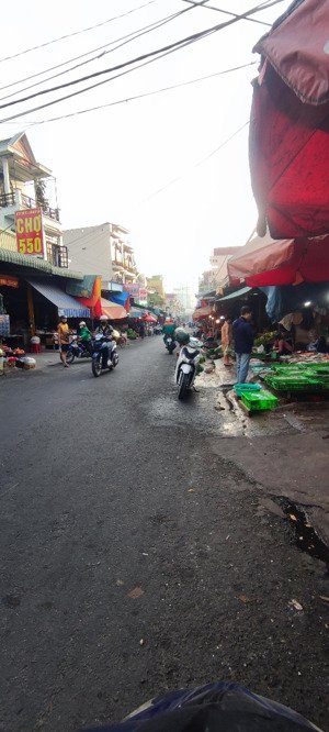 bán nhà hai lầu một trệt dt khủng 142m, vừa ở vừa kinh doanh, cách ngã tư 550 300m