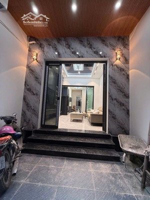 nhà dân xây - mặt ngõ thông - nằm sát ngã tư phố huế, vị trí trung tâm trường đh - nội thất đầy đủ