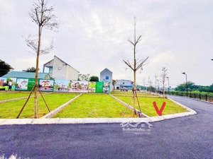 chính chủ bán lô đất đẹp lô góc 2 mặt tiền view hồ
diện tích: 86m full thổ cư xuân mai,