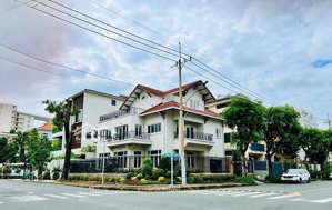 cho thuê biệt thự đơn lập khu cảnh đồi phú mỹ hưng. góc 2 mặt tiền đường. phù hợp vp - cf. em luân