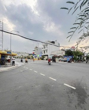 bán gấp nhà 5 tầng, mặt tiền đường 30m. hiệp thành 43, cách nguyễn ảnh thủ 50m