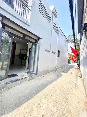 nhà hẻm 1/ ngắn nguyễn thị kiểu quận 12, nhà 1 trệt 1 lầu có 2pn (dt: 5x5m). giá 1tỷ298tr còn bớt