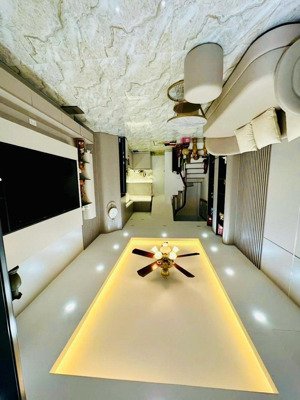 hoa hậu lô góc , 2 thoáng, phố bạch mai,sát ô tô,full nội thất,sổ vuông nở hậu ,45m*5t