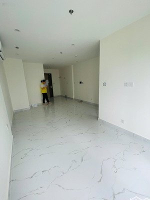 cần tiền- bán thu hồi vốn căn studio_ ngay vincom dt lớn 34m2 view hồ bơi, 2ty370 all in 