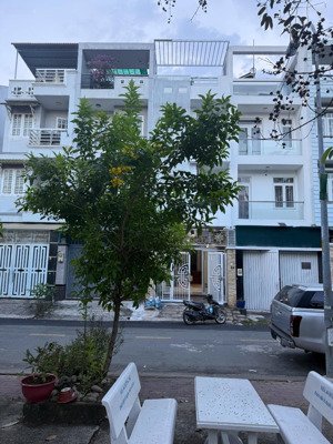 cho thuê nhà đẹp dt 5x20m 01 trệt 03 lầu giá chỉ 35 tr/tháng. lh 