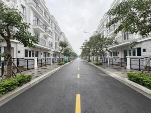 Cần bán 1 hoặc 4 căn sát nhau Shophouse Eurowindow Twin Parks Gia Lâm - Đường Osaka 12m