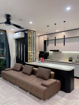 cần bán gấp căn hộ 2 ngủ mặt đường lê văn lương, hà nội - giá nhỉnh 5 tỷ 