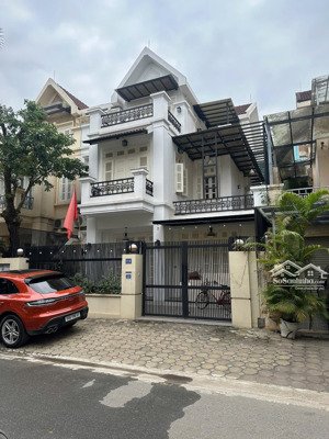 gia đình bán biệt thự ciputra tây hồ 180m2 mặt tiền 9m 3 tầng. khách quan tâm liên hệ 