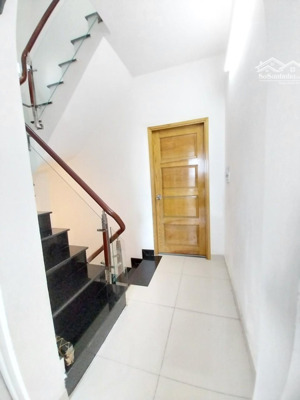 trung tâm tân bình gần mt trường sa 42m 4 tầng 5pn 4wc sổ nở hậu hẻm 3g thông giá 8.x tỷ