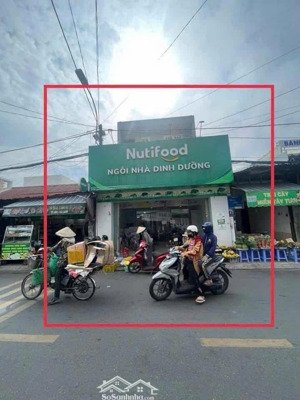 bán gấp nhà 1 lầu, 6x20m. giá 810 triệu . nằm ngay chợ phú lợi, đang cho thuê 25 triệu/tháng