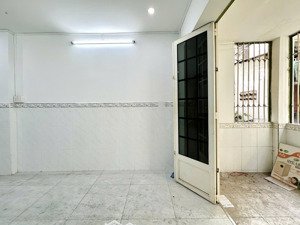 chính chủ cần bán gấp nhà riêng giá rẻ 2 tầng 2pn - 41m2 quận 10 hồ chí minh chỉ với 5 tỷ 600 triệu