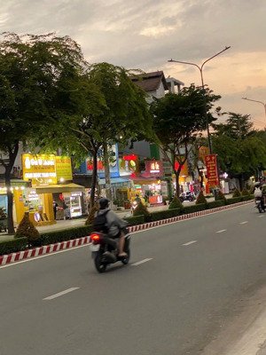 chính chủ cần bán nhà cấp bốn mặt tiền đường phú lợi , p phú lợi tp hcm